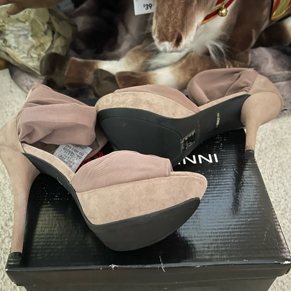 Make a Statement with these shoes! - Picture 5 of 6